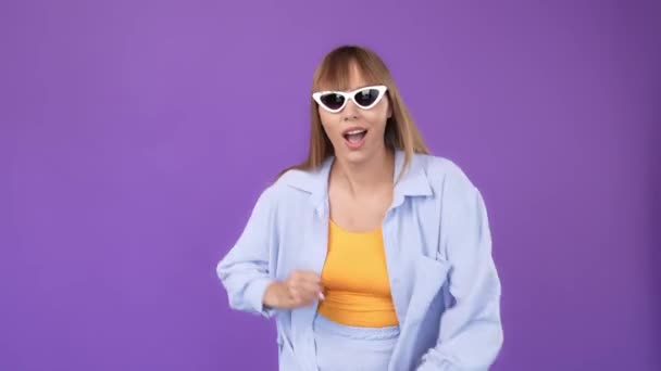 Funky alegre despreocupada dama baile discoteca verano ocasión — Vídeos de Stock