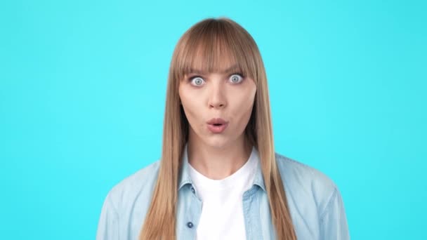 Geschokt gekke positieve dame verrassing reactie kijk camera open mond — Stockvideo
