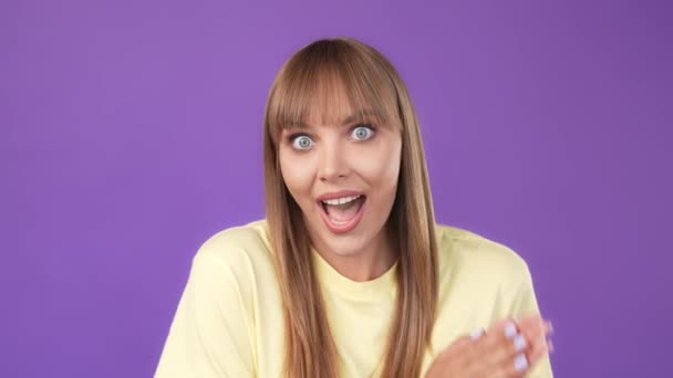 Fröhlich aufgeregt mädchenhafte Dame machen entzückendes Gesicht senden Luftkuss — Stockvideo