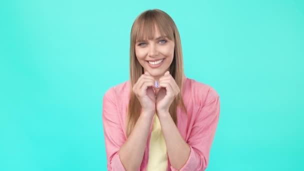 Bonito flerte coquete senhora mostrar mãos coração forma sinal enviar ar beijo — Vídeo de Stock