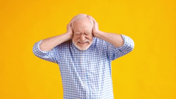 Fou ennuyé troublé grand-père couvrir oreilles crier — Video