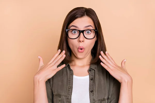 Foto de sorprendida señora funky boca abierta manos cara desgaste camisa caqui aislado color beige fondo —  Fotos de Stock