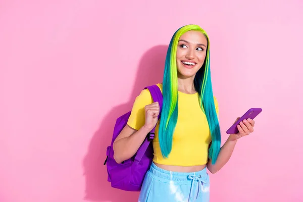 Foto di bella ragazza allegra studente indossare zaino uso telefono look copyspace isolato su sfondo di colore viola — Foto Stock