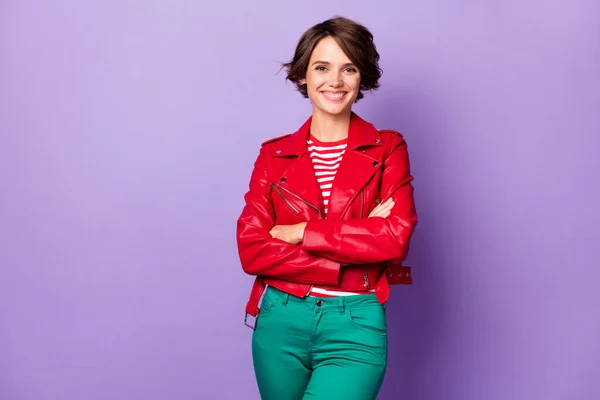 Fénykép fiatal vidám nő boldog pozitív mosoly magabiztos hajtogatott kéz elszigetelt felett lila színű háttér — Stock Fotó