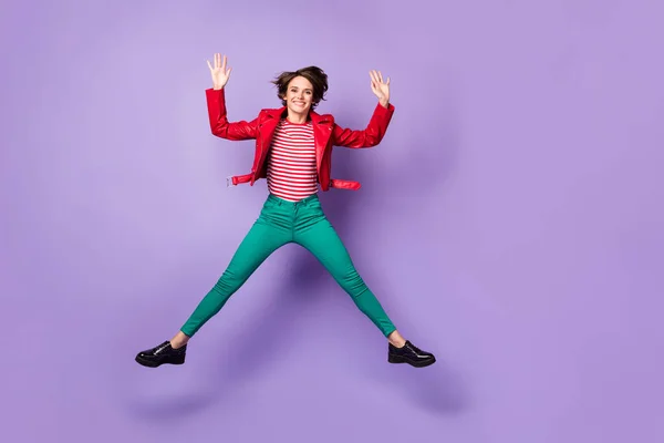 Фотографія повної довжини молодої веселої дівчини щаслива позитивна посмішка весела стрибок хвиля привіт ізольовані на фіолетовому кольоровому фоні — стокове фото