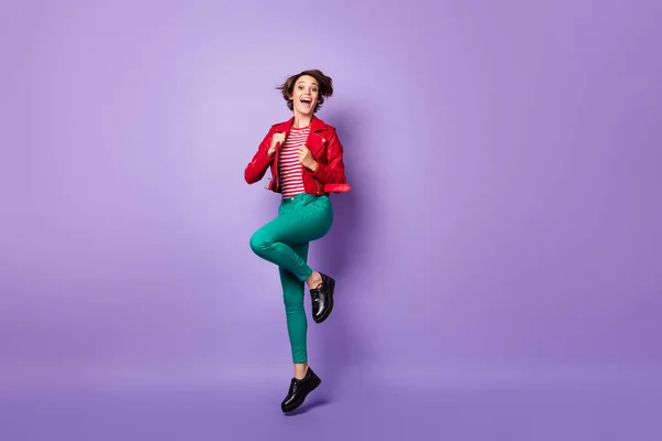 Foto de corpo inteiro de menina animada feliz sorriso positivo se divertir saltar isolado sobre fundo cor violeta — Fotografia de Stock