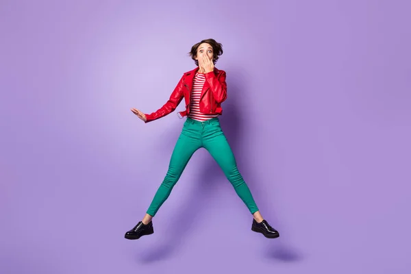 Фотографія повного тіла молодої жінки вражена шокованою здивованою обкладинкою стрибок рота рук ізольовано на фіолетовому кольоровому фоні — стокове фото