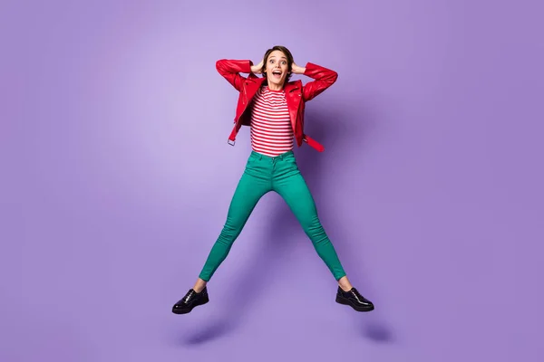 Повна довжина фотографії молодої збудженої дівчини щаслива позитивна посмішка вражена шокованим здивованим стрибком ізольовані на фіолетовому кольоровому фоні — стокове фото