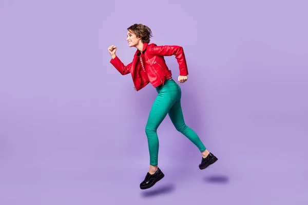 Foto lateral de perfil de tamanho completo de menina atraente jovem ir andar corrida pressa venda salto isolado sobre cor violeta fundo — Fotografia de Stock