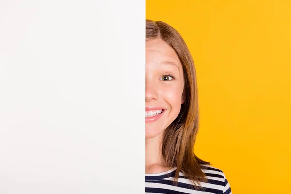 Muotokuva viehättävä positiivinen nuori nainen kattaa puoli kasvot tyhjä tila seinään eristetty keltainen väri tausta — kuvapankkivalokuva