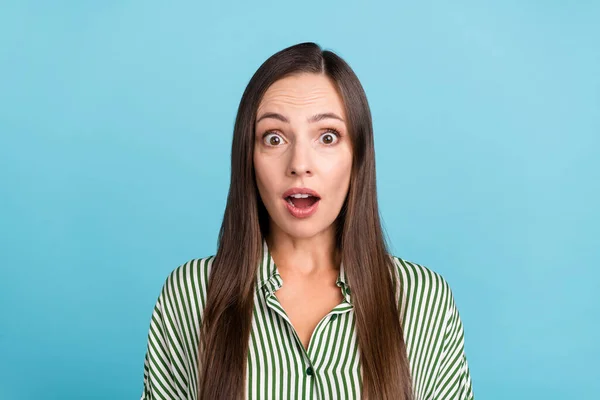 Foto av mogen trevlig kvinna förvånad öppen mun falska skvaller information isolerad över blå färg bakgrund — Stockfoto
