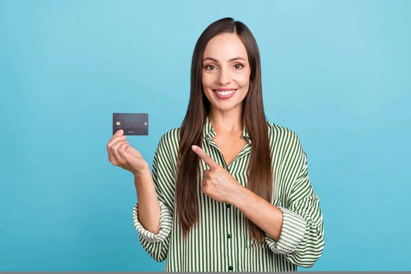 Kuva melko kypsä nainen eleiden uusi pankkikortti promoottori mainonta voitto palkka eristetty sininen väri tausta — kuvapankkivalokuva