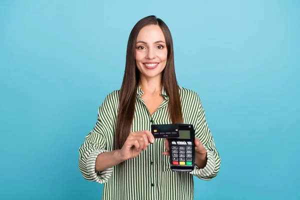 Foto av glada vackra unga kvinna butik köpa betala kreditkort paypass isolerad över blå färg bakgrund — Stockfoto