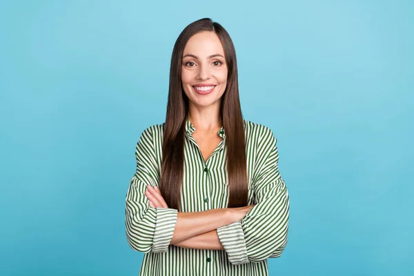 Foto van volwassen mooie vrouw vertrouwen gekruiste handen manager econoom geïsoleerd over blauwe kleur achtergrond — Stockfoto