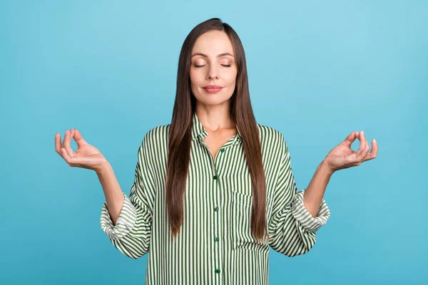 Fotografie zralá krásná dáma snivé těšit meditace relaxovat představivost izolované přes modré barvy pozadí — Stock fotografie