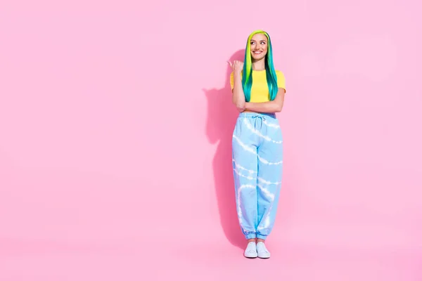 Foto em tamanho completo de menina bonita sorridente com produto de publicidade cabelo aquamarine isolado no fundo cor-de-rosa — Fotografia de Stock