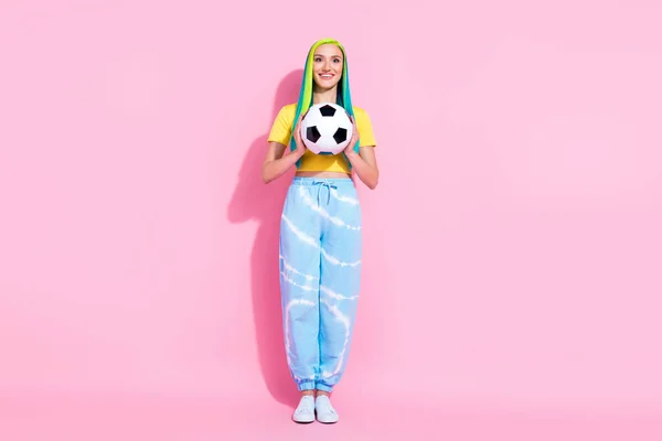 Foto em tamanho completo da bela mulher alegre fã de futebol segurar bola hobby jogador esportivo isolado no fundo cor-de-rosa — Fotografia de Stock
