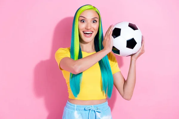 Zdjęcie młodych pięknych kobiet złapać piłkę nożną sportowy gracz zabawy izolowane na różowym tle koloru — Zdjęcie stockowe