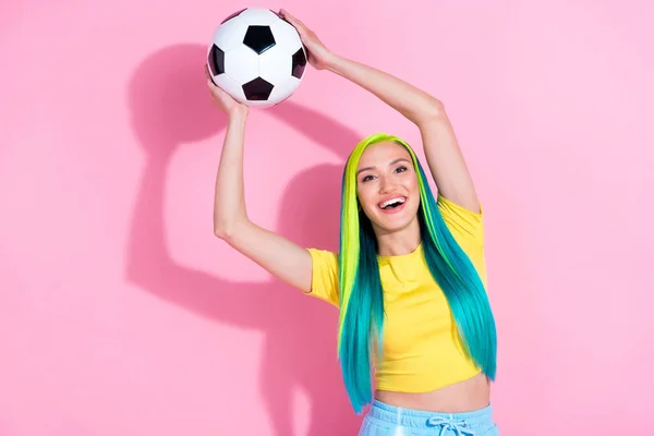 기분 이 좋은 여학생 축구 팬 팬 이 분홍색 배경에 고립된 생생 한 털옷을 입은 사진 — 스톡 사진