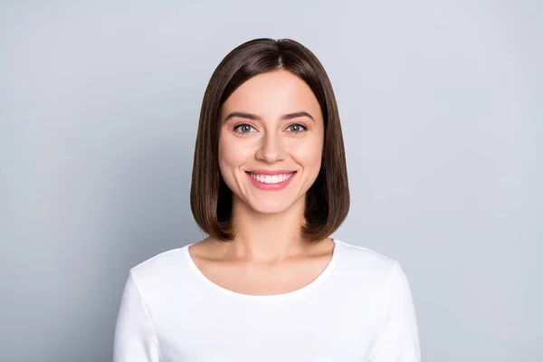 Foto van optimistische brunette millennial dame dragen witte shirt geïsoleerd op grijze achtergrond — Stockfoto