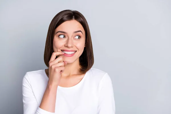 Foto de impressionado bob hairdo milenar senhora olhar promo desgaste camisa branca isolada no fundo de cor cinza — Fotografia de Stock