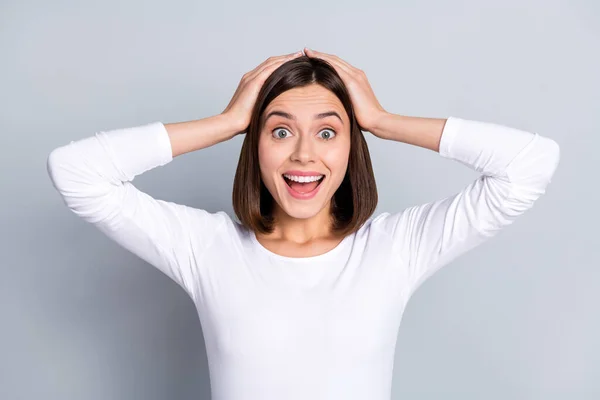 Foto van hoera bob hairdo jonge dame armen gezicht schreeuwen dragen wit shirt geïsoleerd op grijze achtergrond — Stockfoto