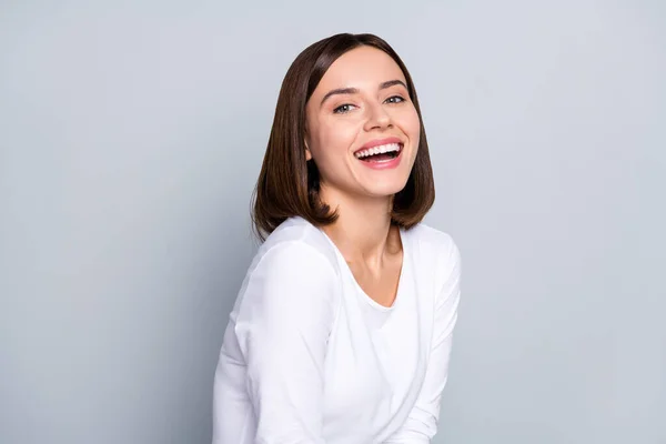 Foto van onder de indruk bob hairdo jonge dame lach dragen witte shirt geïsoleerd op grijze achtergrond — Stockfoto