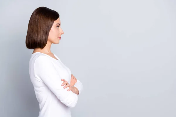 Profiel foto van baas brunette duizendjarige dame gekruiste armen kijken promo slijtage witte outfit geïsoleerd op grijze kleur achtergrond — Stockfoto