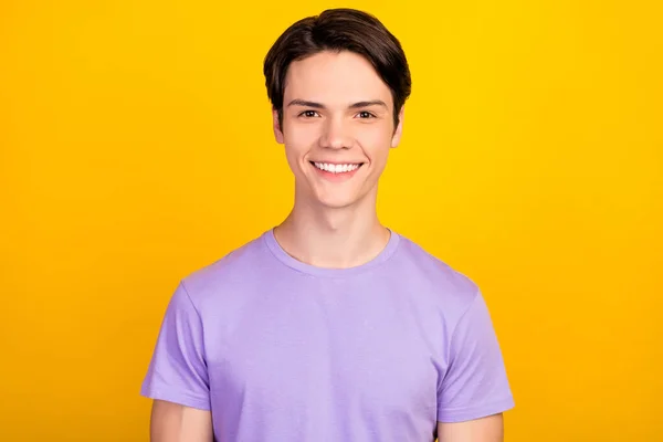 Portret atrakcyjny wesoły treści facet noszenie fioletowy koszulka dobry szczery nastrój izolowane nad jasnożółty kolor tło — Zdjęcie stockowe