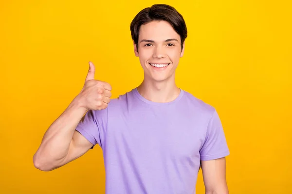 Portret atrakcyjnego wesołego faceta pokazując thumbup rozwiązanie reklamowe zaufanie izolowane na jasnożółtym tle — Zdjęcie stockowe