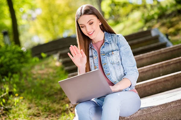 Портрет привлекательной веселой девушки с помощью ноутбука размахивая привет Привет путешествовать блог на открытом воздухе прогулки свежий воздух — стоковое фото