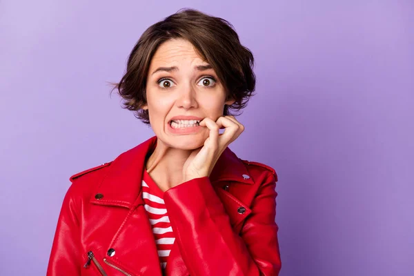 Фото молодої жінки нещасливий сумний засмучений укус пальців зуби бояться нервових турбот провалитися ізольовано на фіолетовому кольоровому фоні — стокове фото