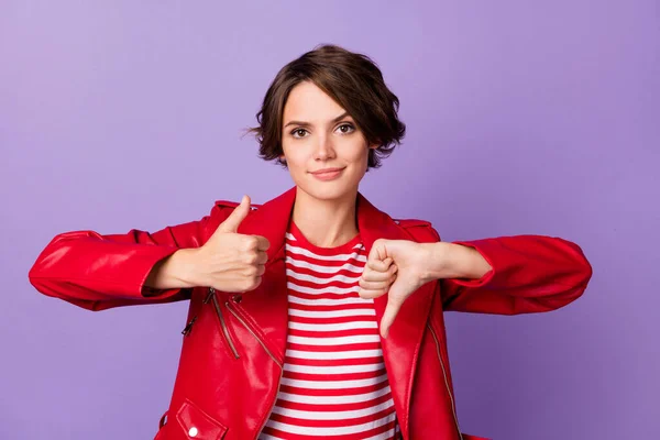 Fénykép a fiatal vonzó lány boldogtalan show ujjak hüvelykujj-up hirdetés rossz minőségű választás elszigetelt felett lila színű háttér — Stock Fotó