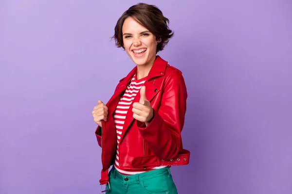 Fénykép a fiatal izgatott lány boldog pozitív mosoly jelzi ujjak választani elszigetelt helyett lila színű háttér — Stock Fotó
