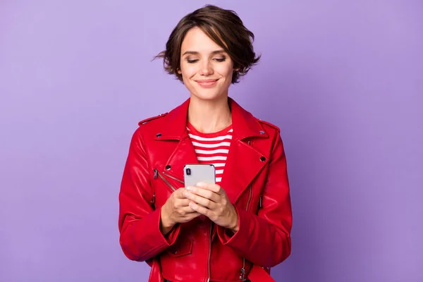 Foto de joven alegre chica feliz sonrisa positiva mirada navegar teléfono celular aislado sobre fondo de color violeta —  Fotos de Stock