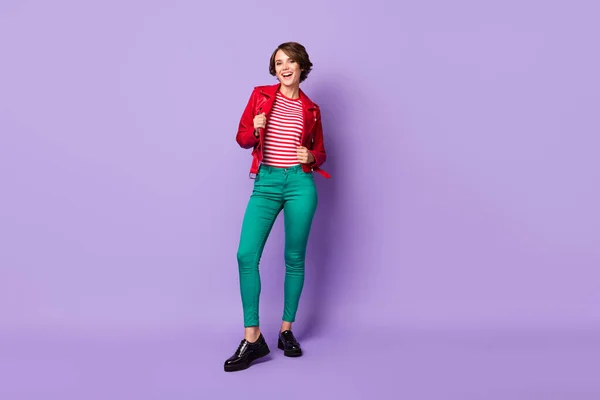 Corpo inteiro foto de jovem atraente menina feliz sorriso positivo desgaste casual roupa isolada sobre cor violeta fundo — Fotografia de Stock
