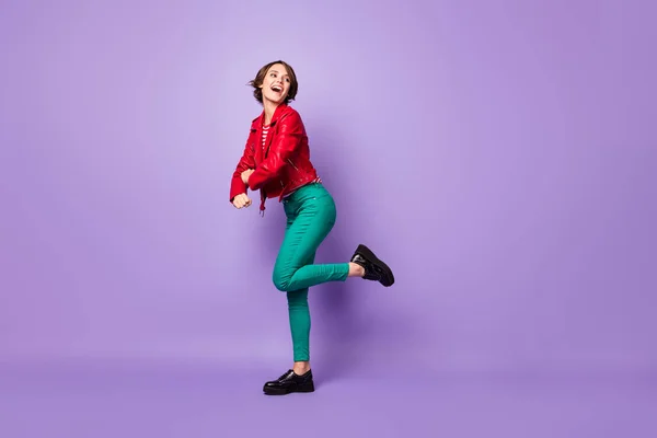 Teljes méretű profil oldalán fotó fiatal lány boldog pozitív mosoly jó szórakozást tánc néz üres tér elszigetelt felett lila színű háttér — Stock Fotó