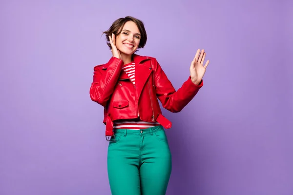 Fotografie mladé atraktivní ženy šťastný pozitivní úsměv nosit ležérní oblečení izolované přes fialové barvy pozadí — Stock fotografie