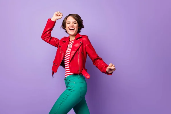 Foto von jungen attraktiven aufgeregten Mädchen glücklich positives Lächeln feiern Sieg Fäuste Hände isoliert über violette Farbe Hintergrund — Stockfoto