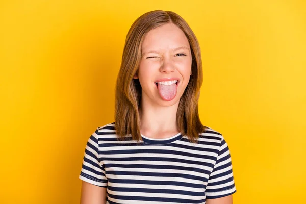 Fénykép vidám izgatott kislány szem kacsintás nyelv ki van jó hangulat megjelenés kamera elszigetelt sárga színű háttér — Stock Fotó