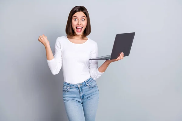 Foto del agente de peinado bob cool lady hold laptop mano puño gritar desgaste jersey blanco aislado sobre fondo de color gris — Foto de Stock