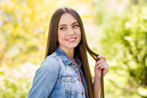 Foto de mujer encantadora brillante vestida jeans chaqueta sonriente caminando sonriendo fuera de la calle urbana de la ciudad — Foto de Stock