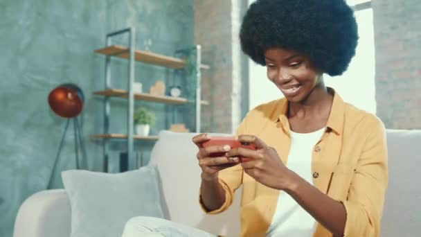 Fou accro gamer fille tenir téléphone profiter race jeu vidéo — Video