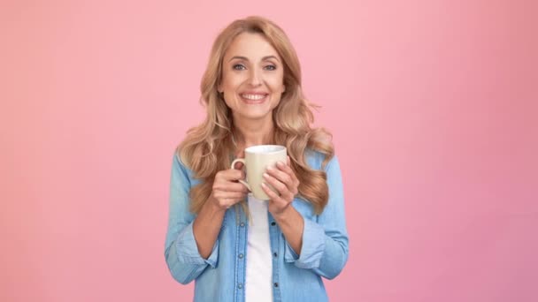 Positiv reife Geschäftsfrau genießen Kaffeepause suchen leeren Raum — Stockvideo