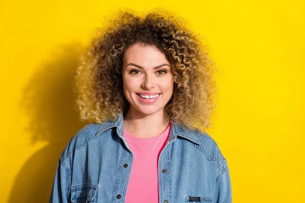 明るい正の魅力的な女性の写真笑顔はジーンズジャケットを着用黄色の背景を分離 — ストック写真
