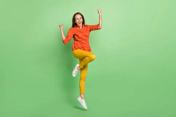 Teljes test fotó csinos fiatal hölgy ünnepli győzelem ököl kéz jumper elszigetelt zöld színű háttér — Stock Fotó