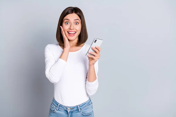 Foto van indruk Bob kapsel millennial dame zie telefoon slijtage pullover jeans geïsoleerd op grijze achtergrond — Stockfoto