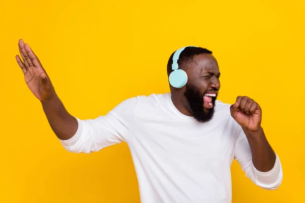 Porträt der positiven überglücklichen Person genießen Single Hit Singing Arm vorstellen Mikrofon isoliert auf gelbem Hintergrund — Stockfoto