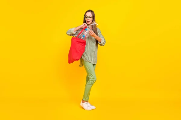 Full length φωτογραφία της νεαρής όμορφη γυναίκα πάρει μεταχειρισμένα σκουπίδια σώσει τον πλανήτη απομονώνονται σε κίτρινο χρώμα φόντο — Φωτογραφία Αρχείου