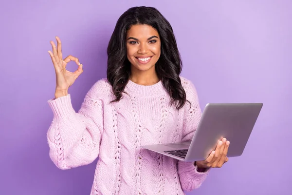Zdjęcie młody wesoły afro dziewczyna szczęśliwy uśmiech używać laptop show okey deal zrobić w porządku znak izolowane na fioletowym tle kolor — Zdjęcie stockowe